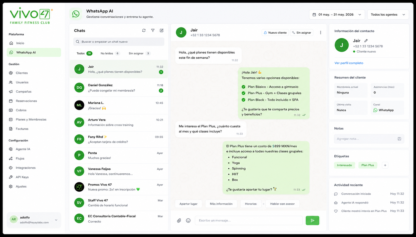 Panel del asistente de IA de Vivo 47: el agente atiende por WhatsApp a un prospecto, le comparte los planes disponibles, recomienda clases y le ofrece apartar su lugar, con el resumen del cliente al lado.